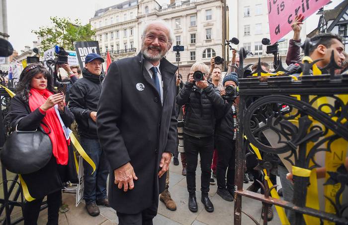 John Shipton, padre del fundador de WikiLeaks, Julian Assange, llega, este 27 de octubre, a las Cortes Reales de Justicia de Londres, Gran Bretaña. · Foto:  Andy Rain, Efe