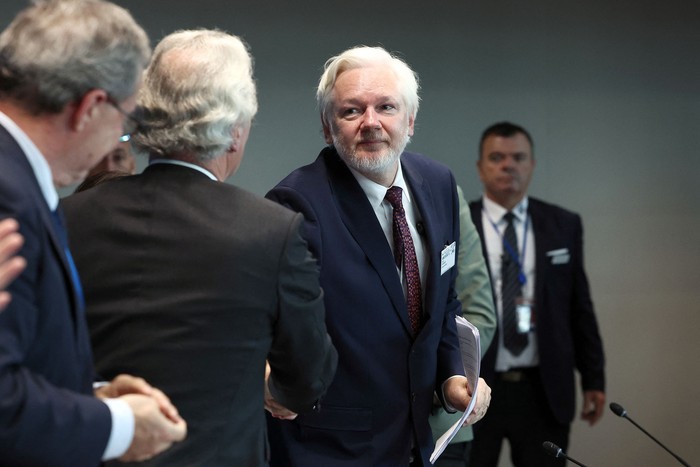 Julian Assange, sale de una audiencia parlamentaria, en el Consejo de Europa, el 1º de octubre, en Estrasburgo, Francia. · Foto: Frederick Florin, AFP