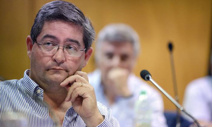 Leonardo Cipriani y autoridades de ASSE, este miércoles, en el Parlamento. · Foto: Mara Quintero