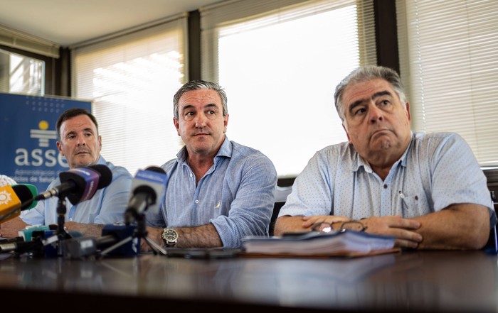 Néstor Graña, Marcelo Sosa y Julio Micak, en conferencia de prensa, el 22 de enero, en ASSE. · Foto: Mara Quintero