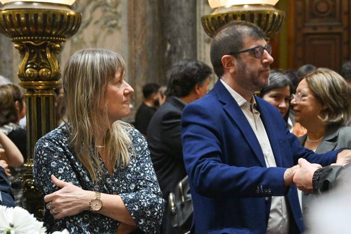 Claudia Hugo y Fernando Pereira, durante el velatorio de Danio Astori, en el Palacio Legislativo. · Foto: Guillermo Legaria