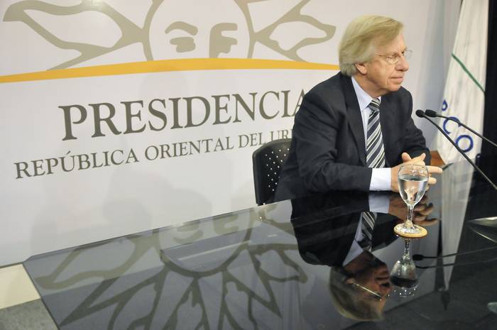 Danilo Astori durante una conferencia de prensa en la Torre Ejecutiva (archivo, agosto de 2010). · Foto: Javier Calvelo