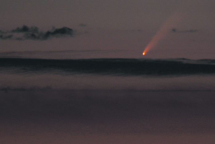 El cometa C/2024 G3 (ATLAS) es visto después del atardecer desde Montevideo el 16 de enero de 2025. · Foto: Mariana Suárez, AFP