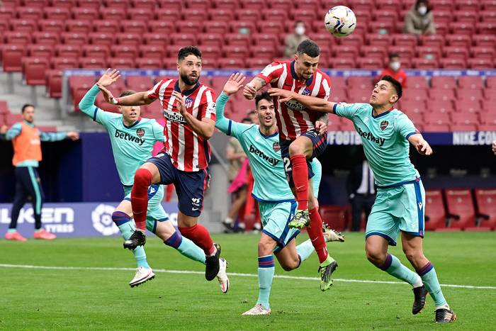 Mario Hermoso, de Atlético de Madrid, y Óscar Duarte, de Levante, durante un partido, el 20 de febrero de 2021, en Madrid. · Foto: Javier Soriano, AFP