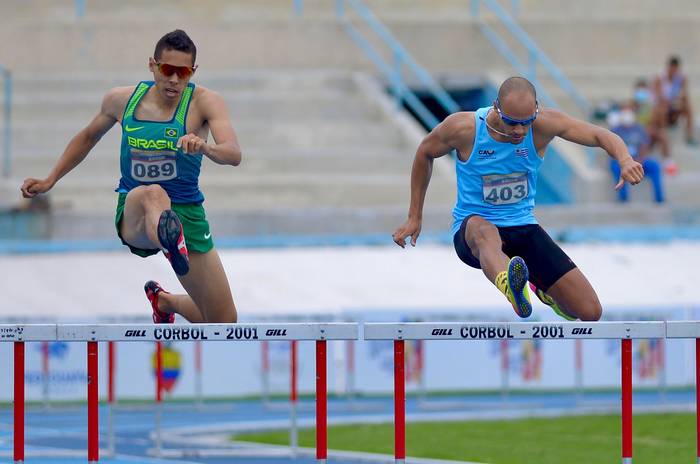 El brasileño Mahua Camargo (i) y el uruguayo Andrés Silva compiten en la prueba 400 metros vallas masculino, el domingo, en el Campeonato Sudamericano de Atletismo en Guayaquil, Ecuador. 
 · Foto: Marcos Pin, EFE