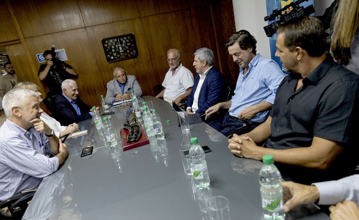 Reunión de dirigentes de Nacional y Peñarol con autoridades electas del Ministerio del Interior, el 5 de febrero, en la Asociación Uruguaya de Fútbol. · Foto: Rodrigo Viera Amaral