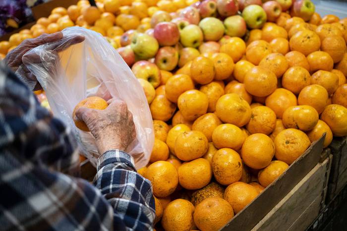 Puesto de venta de frutas en un supermercado del Parque Rodó (archivo, setiembre de 2021). · Foto: Pablo Vignali, adhocfotos