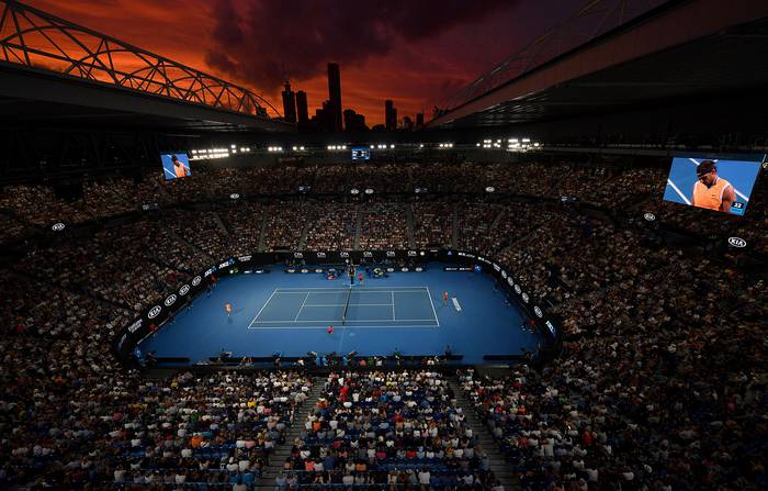 Atardecer en el Rod Laver Arena durante el partido entre Rafael Nadal y Álex de Miñaur, hoy, en Melbourne, Australia. · Foto: Peter Parks