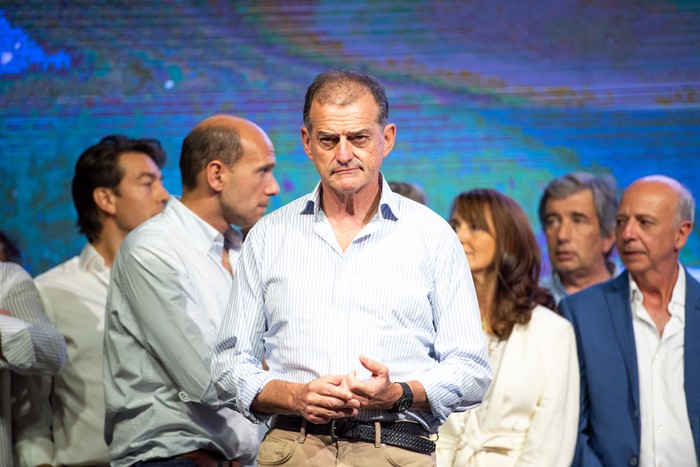 Guido Manini Ríos y dirigentes de la coalición, el domingo a la noche. · Foto: Gianni Schiaffarino