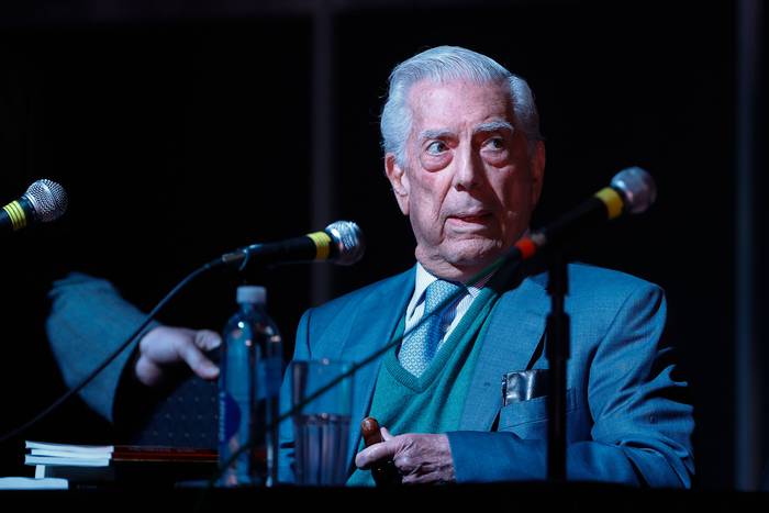 El escritor Mario Vargas Llosa en una exposición durante la Feria del Libro de Buenos Aires,. · Foto: Juan Ignacio Roncoroni, EFE 