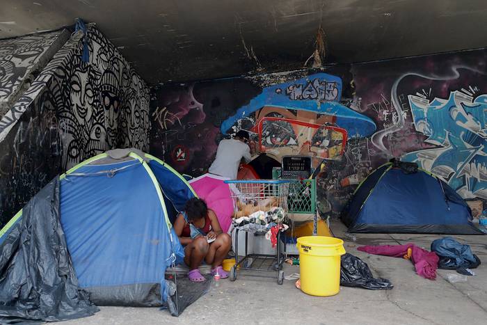 Varias personas en condición de calle viven en carpas instaladas, en São Paulo (Brasil) (27.01.2022). · Foto: Fernando Bizerra, EFE