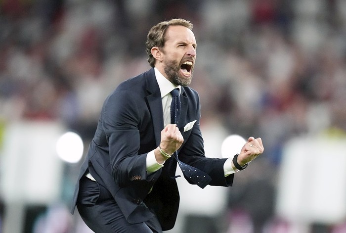 El técnico de Inglaterra Gareth Southgate celebra el segundo gol del combinado inglés durante el encuentro correspondiente a la segunda semifinal de la Eurocopa de naciones frente a Dinamarca en el estadio de Wembley. · Foto: Frank Augstein / Pool / EFE