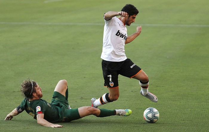 Gonçalo Guedes, del Valencia, e Iker Muniain del Athletic Club, este miércoles, en el estadio Ciutat de Mestalla. · Foto: Manuel Bruque, EFE