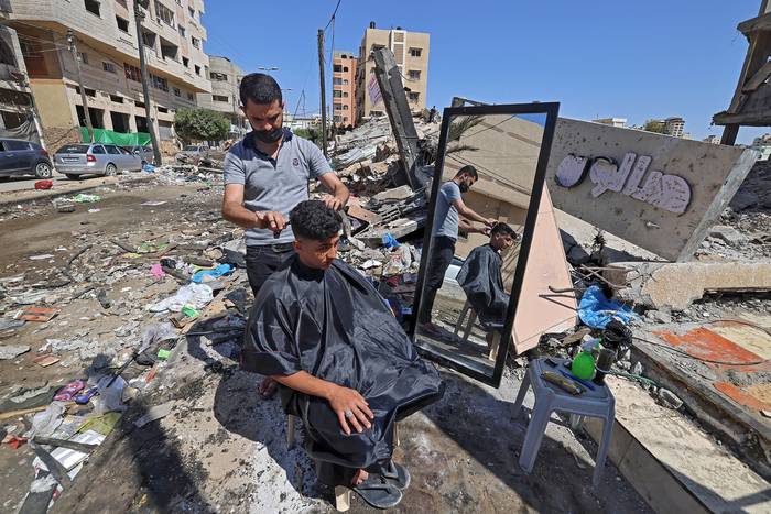 Un peluquero palestino trabaja, el martes, en la ciudad de Gaza.
 · Foto: Mohammed Abed, AFP