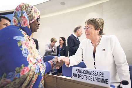 La nueva alta comisionada para los Derechos Humanos Michelle Bachelet (der.) saluda a las delegaciones en la apertura del del 39° Consejo de Derechos Humanos de la ONU, en Ginebra.
· Foto: Fabrice Coffrini La nueva alta comisionada para los Derechos Humanos Michelle Bachelet (der.) saluda a las delegaciones en la apertura del del 39° Consejo de Derechos Humanos de la ONU, en Ginebra.
· Foto: Fabrice Coffrini