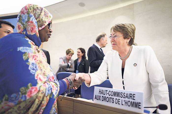 La nueva alta comisionada para los Derechos Humanos Michelle Bachelet (der.) saluda a las delegaciones en la apertura del del 39° Consejo de Derechos Humanos de la ONU, en Ginebra. 
 · Foto: Fabrice Coffrini