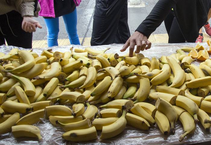 Foto principal del artículo 'Explotar la fruta: recetas para las que no se tira nada de la banana, ni la cáscara' · Foto: Alessandro Maradei