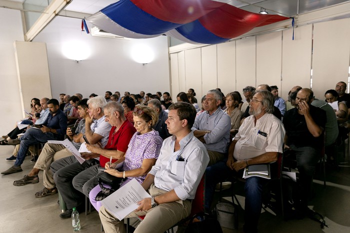 Bancada de Senadores y Diputados del Frente Amplio, este lunes, en la Huella de Seregni. · Foto: Rodrigo Viera Amaral