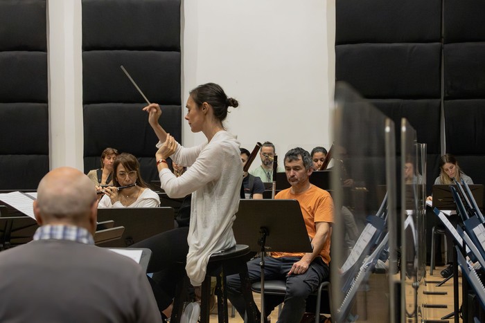 Zoe Zeniodi, durante un ensayo de la Banda Sinfónica de Montevideo. · Foto: Carlos Pereyra, BSM