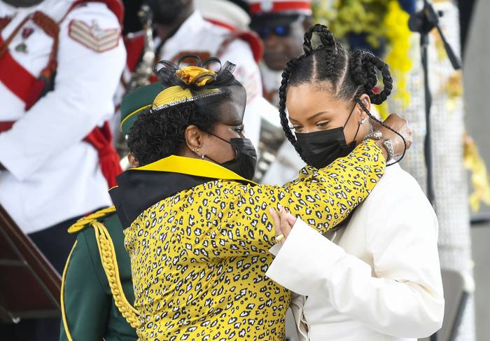 Rihanna Fenty (d) recibe el honor del undécimo héroe nacional de Barbados por parte de la presidenta Sandra Mason, durante el desfile del Día de la Independencia en Bridgetown, Barbados. · Foto: Randy Brooks, AFP