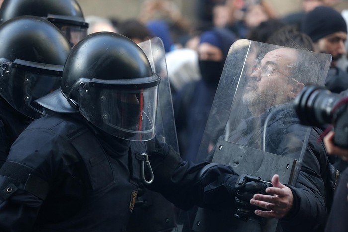 Foto principal del artículo 'Masivas manifestaciones en Barcelona contra reunión del Consejo de Ministros' · Foto: Pau Barrena, AFP