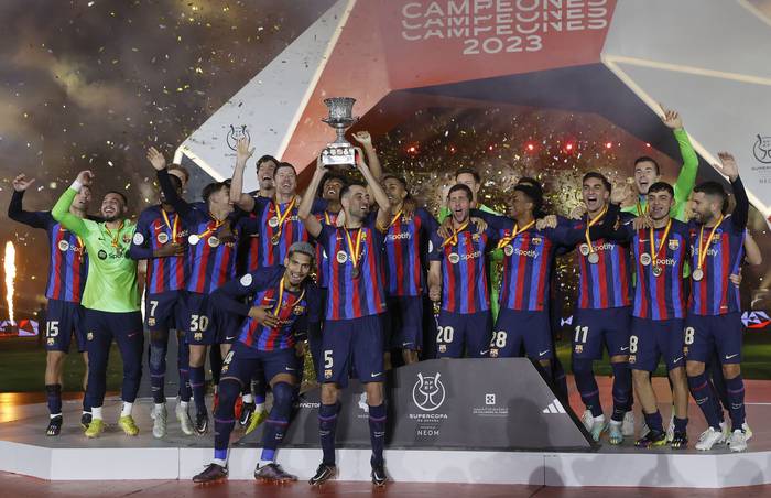 Los jugadores del Barcelona tras la final de la Supercopa de España 2023, este domingo, en el estadio internacional Rey Fahd de Riad, Arabia Saudí. · Foto: Juan Carlos Cardenas, EFE