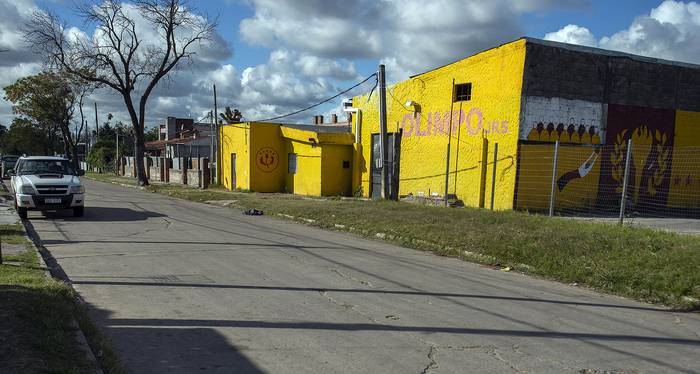 Esquina de Camino Edison y Lamartine, en el barrio Peñarol, donde ocurrio un homicidio en la puerta del club Olimpo (archivo, mayo de 2022).