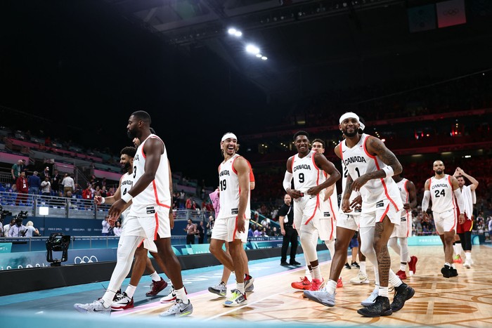 Los jugadores de Canadá tras la victoria ante España durante los Juegos Olímpicos de París 2024, el 2 de agosto, en el estadio Pierre-Mauroy, en Villeneuve-d'Ascq, Francia. · Foto: Sameer Al-Doumy, AFP