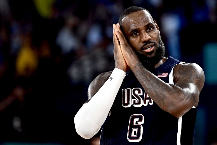 LeBron James, de Estados Unidos, durante el partido con Francia, el sábado, en el Bercy Arena en París. · Foto: Aris Messinis, AFP