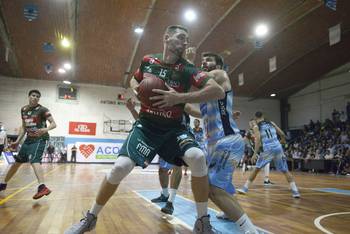 Andrew Feeley de Aguada y Pablo Macanskas de Atenas, en la cancha de Atenas. Andrew Feeley de Aguada y Pablo Macanskas de Atenas, en la cancha de Atenas.