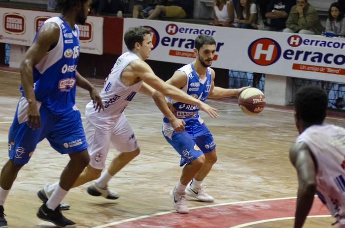 Alejandro Acosta de Defensor Sporting Y Marcos Cabot de Malvín, en la cancha de Welcome.  · Foto: Alessandro Maradei