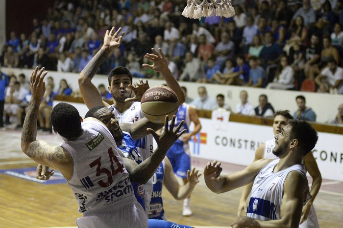 Wendell Mc Kines, de Malvín (c), Anthony Young, Sebastián Ottonello y Gonzalo Iglesias, de Defensor Sporting, el viernes, en el gimnasio de de Welcome. · Foto: Alessandro Maradei