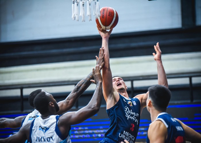 Defensor y San José de Paraguay, el 23 de octubre, en Santiago del Estero, Argentina. · Foto: Liga Sudamericana de Baloncesto