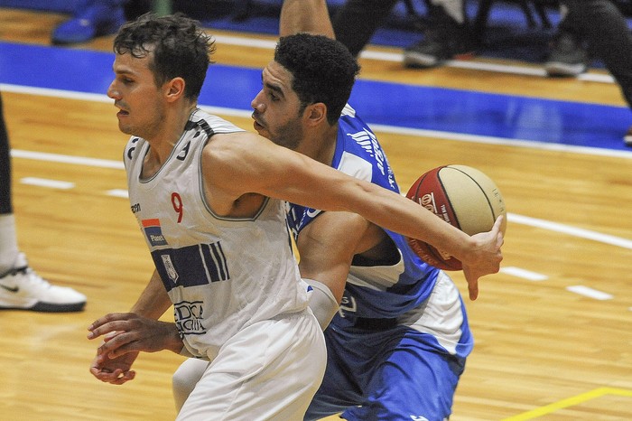 Alejandro Acosta, de Defensor Sporting, y Aaron Fuller, de Malvín, el sábado 10, en el gimnasio de Biguá.  · Foto: Federico Gutiérrez