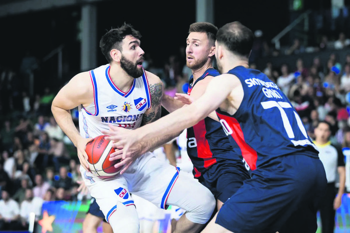 Nacional y San Lorenzo, el 1º de diciembre, en Paysandú. · Foto: FIBA Américas