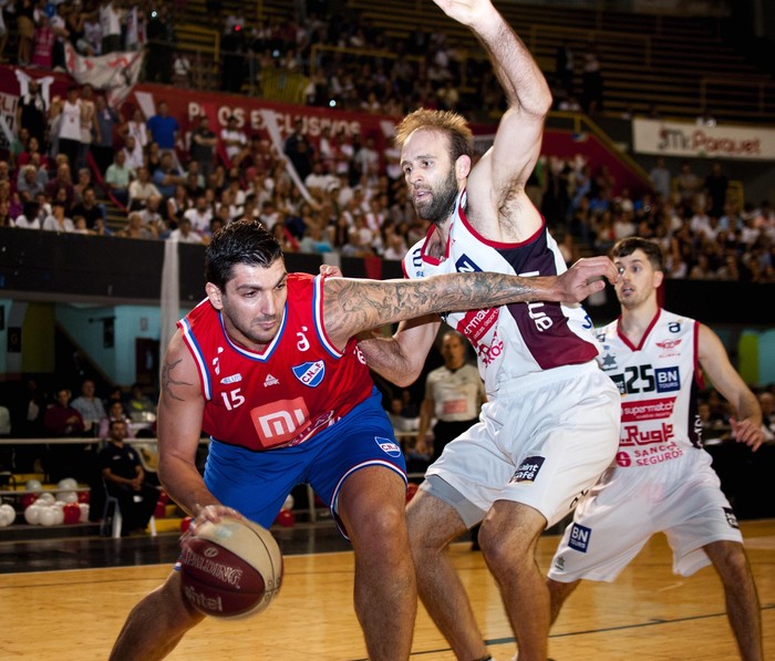 Esteban Batista, de Nacional y Kiril Wachsmann, de Olimpia.