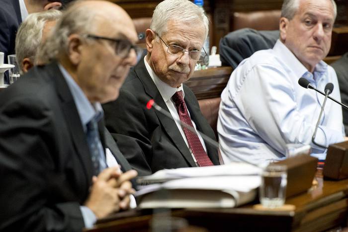 Marcos Carámbula, Jorge Basso y Ernesto Murro, ayer, en la Cámara de Diputados. · Foto: Santiago Mazzarovich