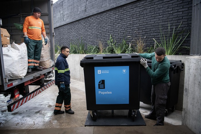 Retiro de materiales reciclables del Ecocentro del barrio Buceo (archivo, julio de 2023). · Foto:  Santiago Mazzarovich, Intendencia de Montevideo 