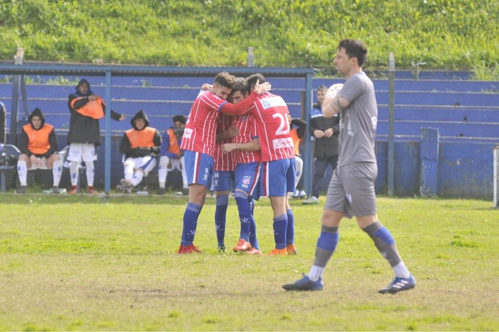 Jugadores de Central Español festejan el gol. · Foto: Federico Gutiérrez