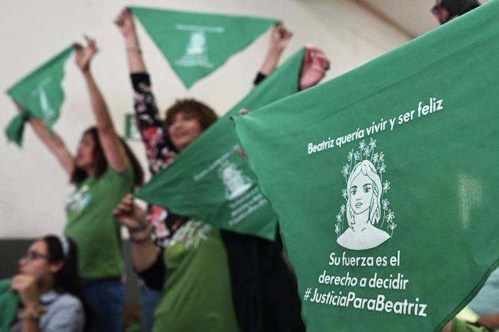 Mujeres se reúnen en la Facultad de Jurisprudencia de la Universidad de El Salvador, para ver la transmisión en vivo desde la Corte Interamericana de Derechos Humanos, en Costa Rica, de la audiencia pública del caso Beatríz. · Foto: Marvin Recinos, AFP