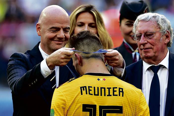 El belga Thomas Meunier recibe la medalla de bronce del presidente suizo de la FIFA Gianni Infantino después del triunfo de Bélgica ante Inglaterra.
 · Foto: Giuseppe Cacace, AFP