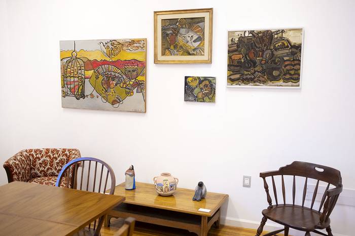 En la pared los cuadros: La Jaula, Niña,  Mario B…, y Cerro. Obras de Ohannes Ounanian.
" · Foto: Pablo Vignali
