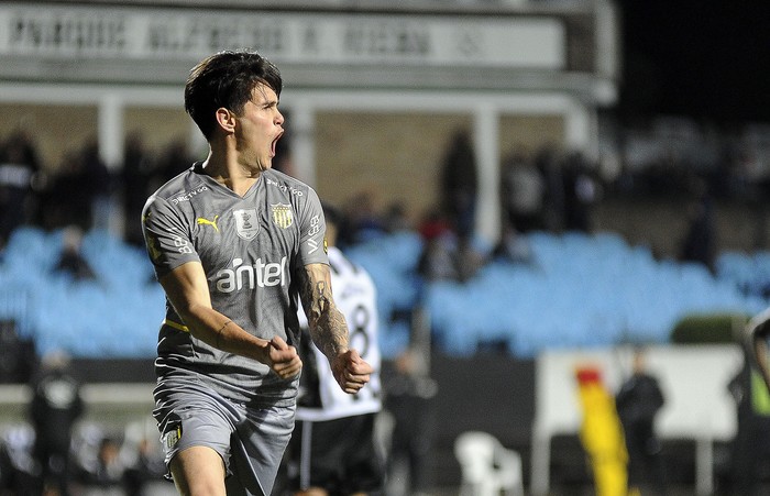 Rubén Bentancourt luego de convertir ante Wanderers, el sábado, en el Parque Viera. · Foto: Federico Gutiérrez