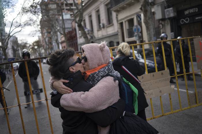 Besazo masivo por la sentencia a Mariana Gómez, hoy, frente a la embajada de Argentina. · Foto: Mariana Greif