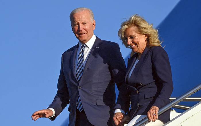 Joe Biden y la primera dama, Jill Biden, a su llegada, ayer, a la Royal Air Force Mildenhall, en Inglaterra. · Foto: Brendan Smialowski, AFP.