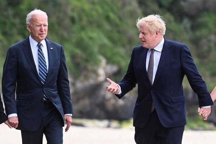 Joe Biden, presidente estadounidense, y Boris Johnson, primer ministro británico, este jueves, en Cornwall, Reino Unido, antes de la cumbre del G7.
 · Foto: Toby Melville, pool, AFP