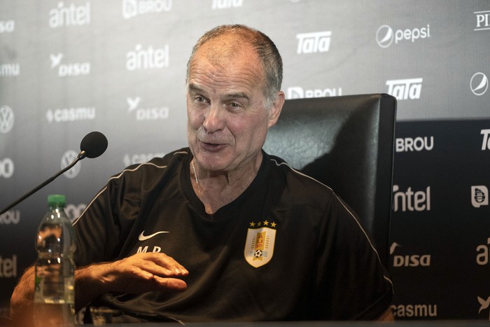 Marcelo Bielsa en conferencia de prensa, el 24 de setiembre, en la sala de actos del Museo del Deporte en el Estadio Centenario. · Foto: Alessandro Maradei