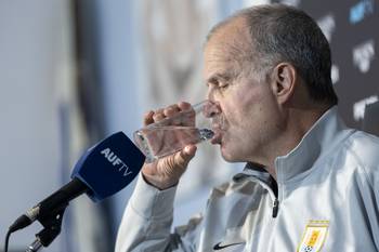 Marcelo Bielsa, el 20 de noviembre, durante la conferencia de prensa en el estadio Centenario.
Foto: Rodrigo Viera Amaral