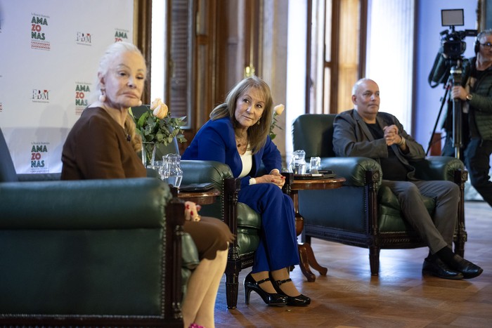 Leticia de Belzunce, Carolina Cosse y Alejandro Denes, durante el lanzamiento de la 6ª Bienal de Montevideo, el 30 de setiembre, en el Palacio Legislativo. · Foto: Gianni Schiaffarino