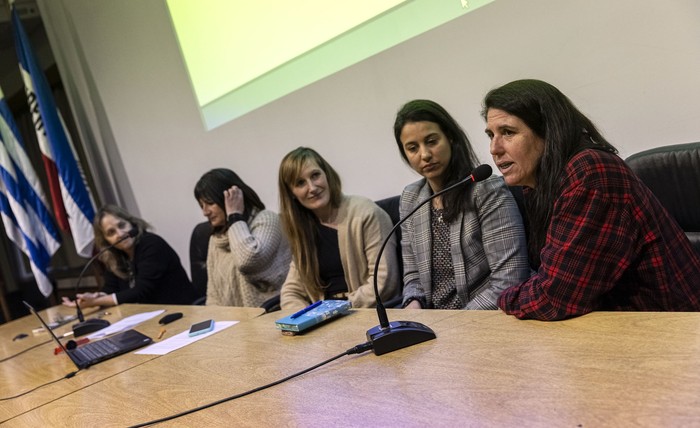 Paula Delfino, Marta Irigoyen, Cindy Mels, Solange de Lema y Cecilia Notari, el 11 de setiembre, durante la presentación del informe “Bienestar docente en Uruguay: una exploración desde la perspectiva de docentes de educación primaria y media”. · Foto: Rodrigo Viera Amaral